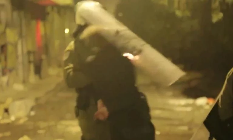 Ξύλο με την ασπίδα από αστυνομικό σε συλληφθέντα στα Εξάρχεια (βίντεο)